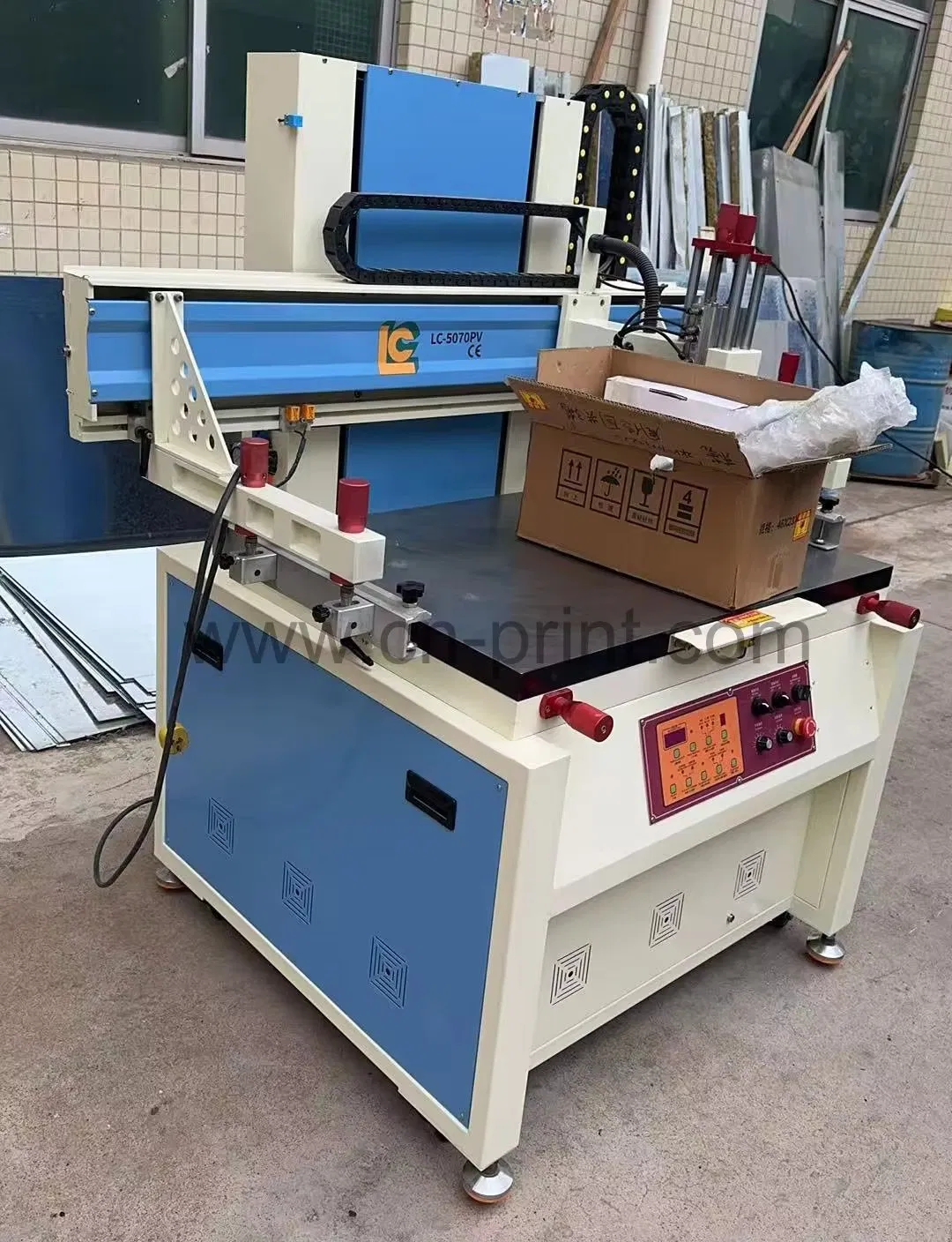 New Single-Color Automatic Flatbed Silk Screen Printing Machine with UV Curing for Labels Bags &amp; Cards