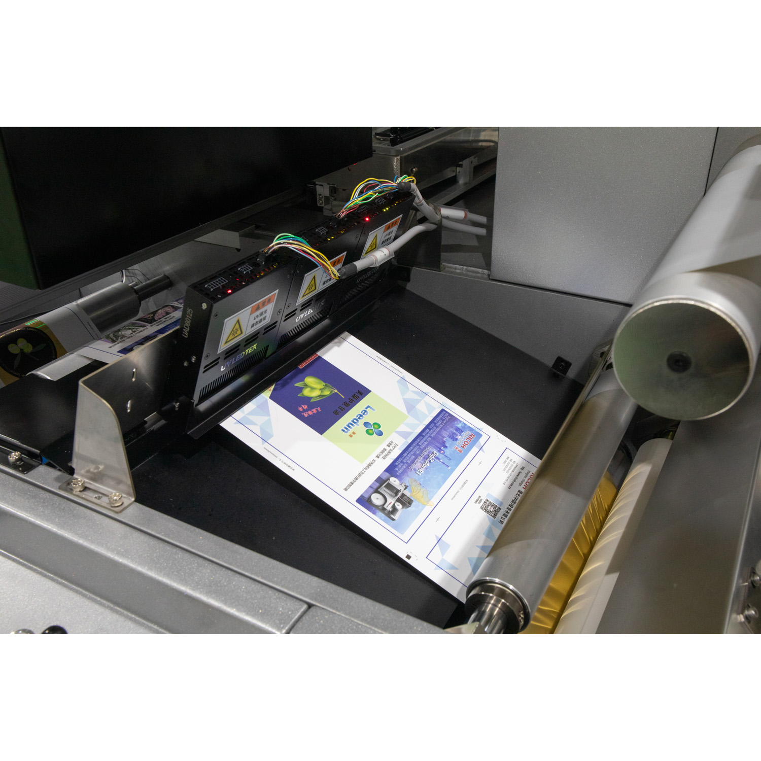 High Precision UV Inkjet Label Printing Digital Enhancement System For 3D Varnish and Embossing Effects