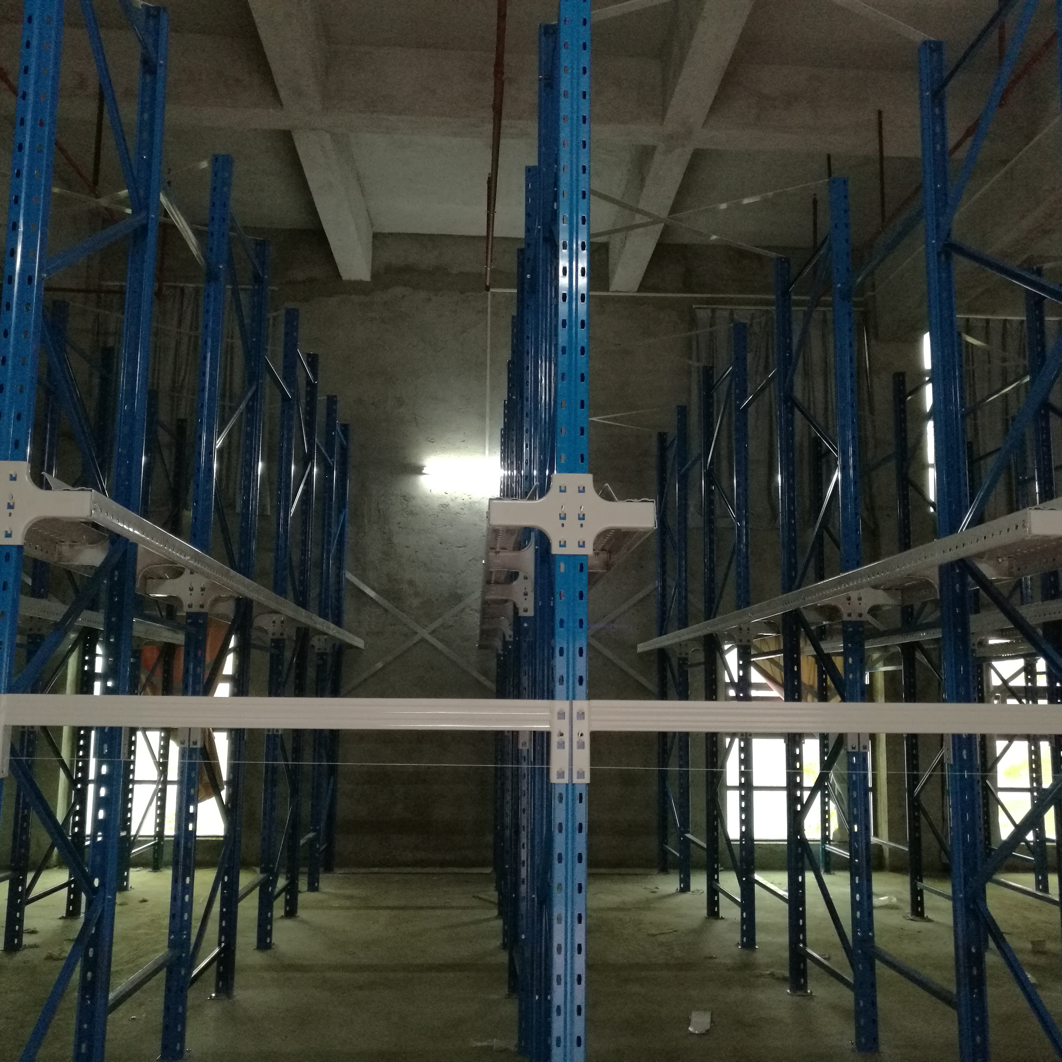 Customized Heavy-Duty Steel Metal Selective Pallet Rack for Warehouse Storage Corrosion Protection Rack