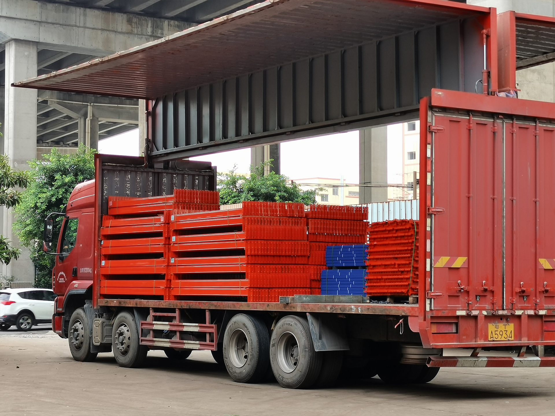 High-density industrial heavy-duty pallet racking system installation by Dinghui