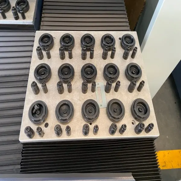 Castings deburring machine hardware layout