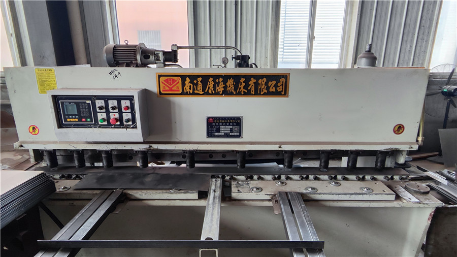 Metal shearing machine