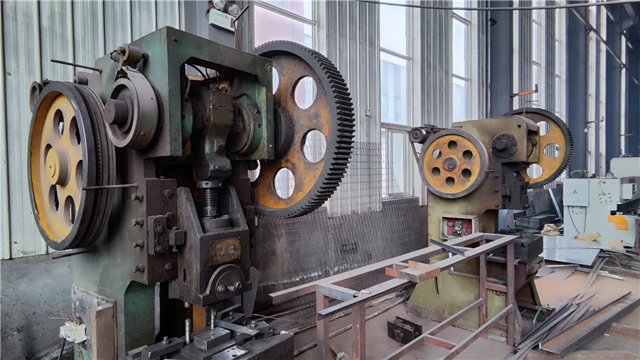 Automatic punching machine