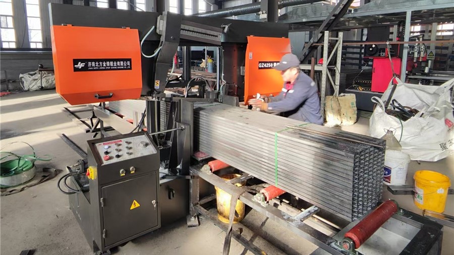Heavy steel sawing machine