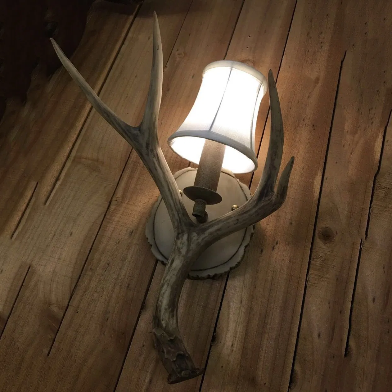 Farmhouse Vintage Rustic Chalet Creative Antler 2 Light Electric Wall Light Fixtures Sconce Resin Deer Horn Decorative Light