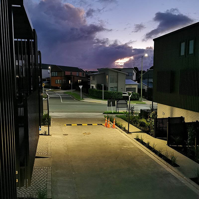 High-Efficiency Solar Post Top Light with Dual CCT &amp; Dusk-to-Dawn Mode