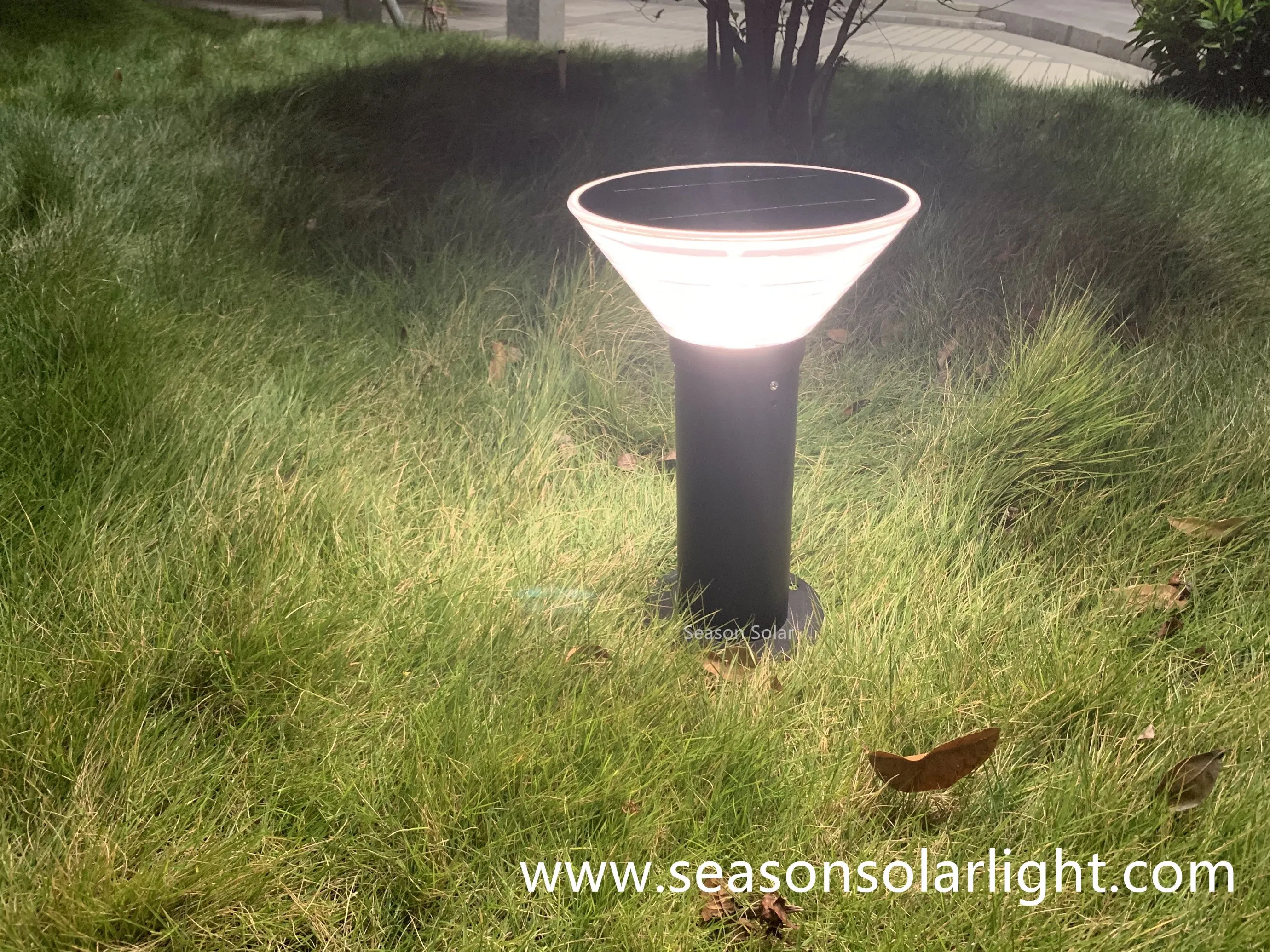 Hot-Selling Solar Style LED Smart Light Solar Outdoor Garden Solar Gate Pillar Lights with LED &amp; Rechargeable Battery