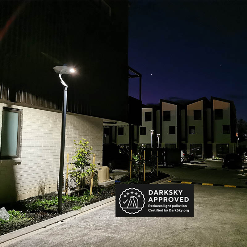 High-Efficiency Solar Post Top Light with Dual CCT &amp; Dusk-to-Dawn Mode