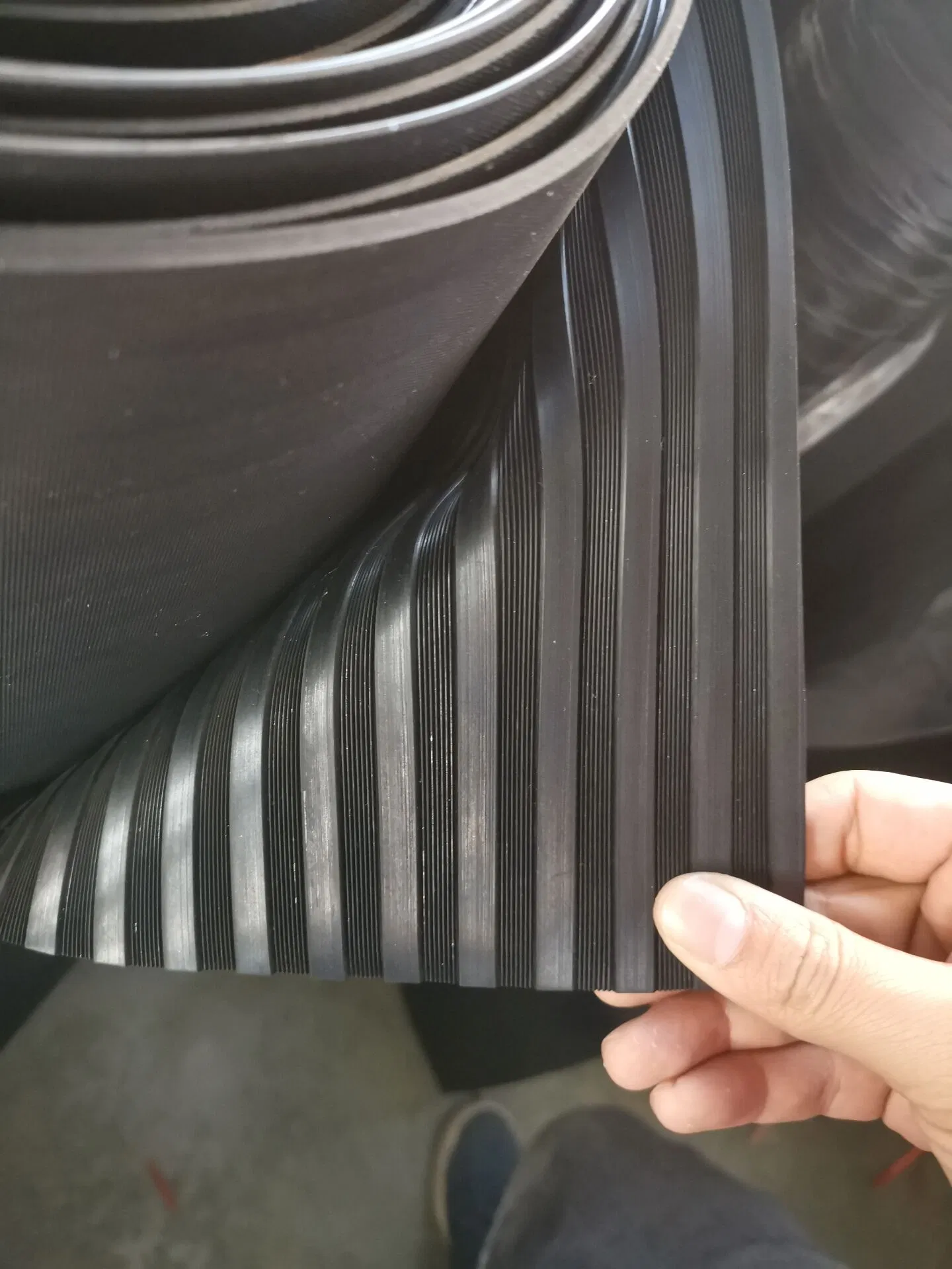 Custom Anti-Slip American Ribbed Rubber Sheets Flooring Mats with Cutting Service for Industrial Workplace