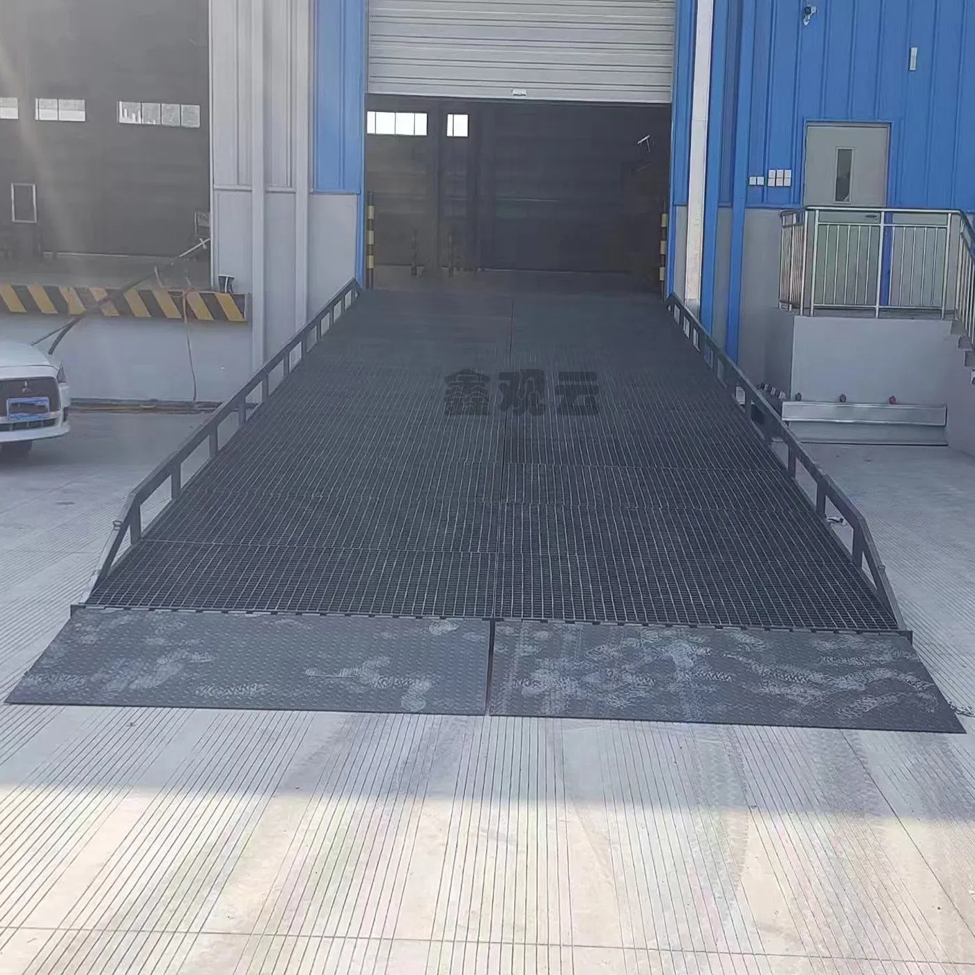 8 10 12 Tons Hydraulic Mobile Dock Ramp or Loading and Unloading Containers