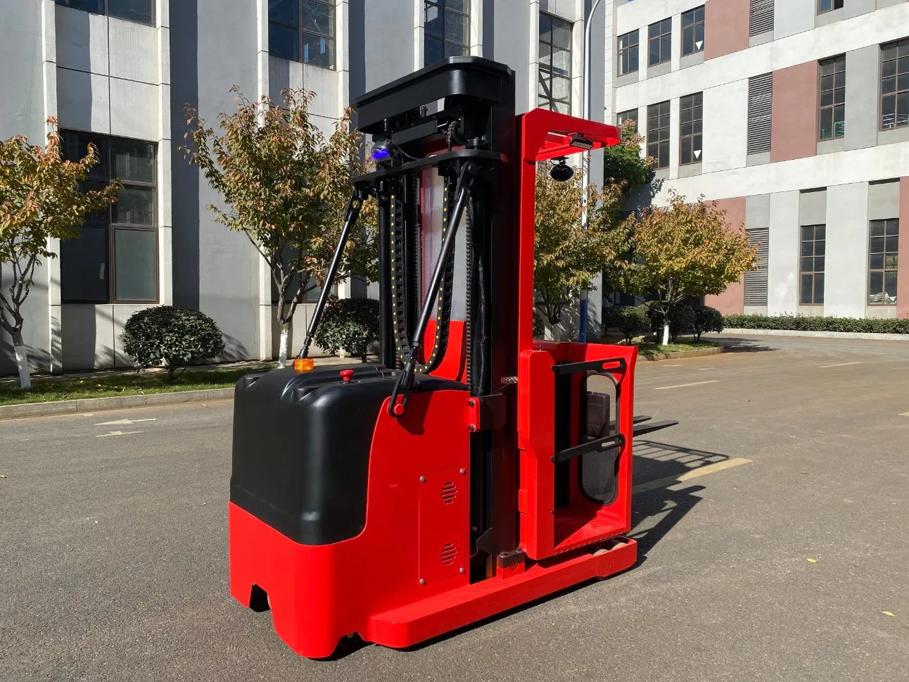 High Performance Warehouse Order Picker for Stable Operations