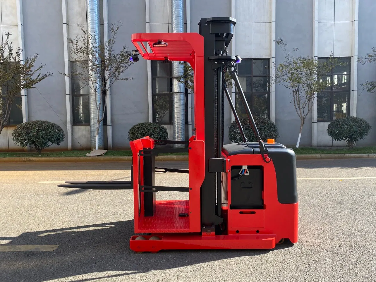 High Performance Warehouse Order Picker for Stable Operations