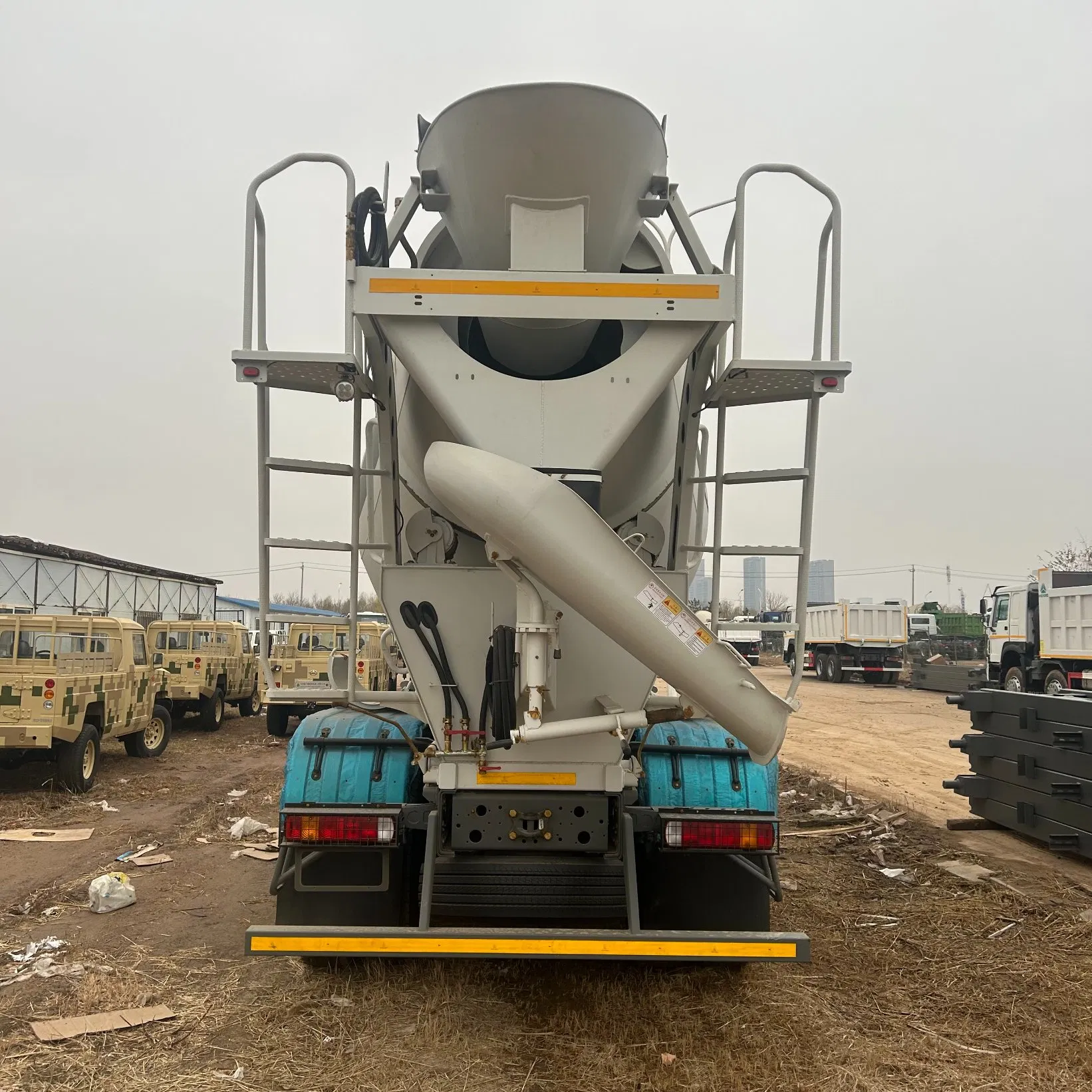 Urban Construction Mobile Heavy Duty Sinotruk HOWO 8 10 12 14 16 Cbm Dump Tipper Van on-Site Hydraulic Discharge Drum Mixing Concrete Cement Mixer Tank Truck