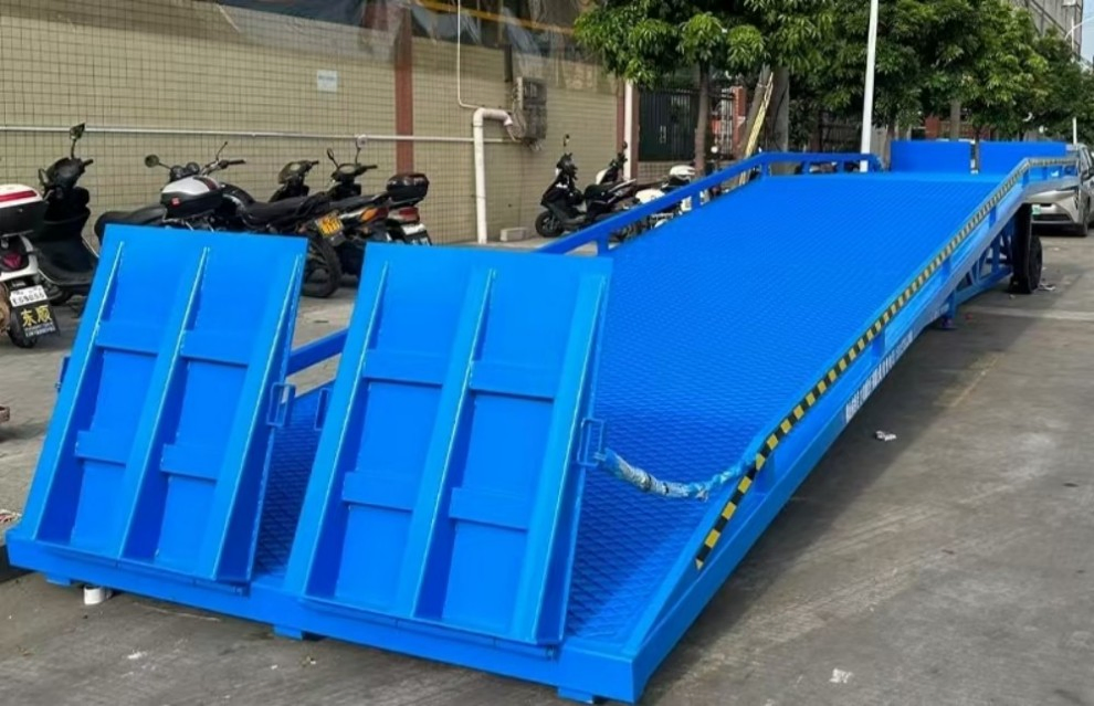 Container Portable Loading Dock Ramp Platform High-Quality Mobile Boarding Bridge Mobile Loading Bridge