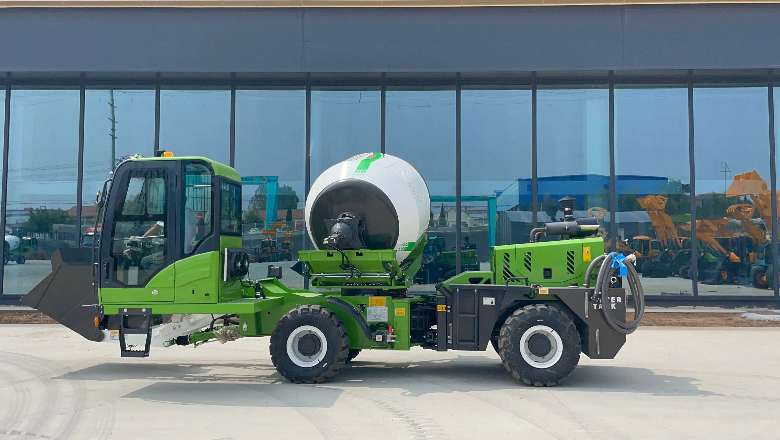 Sqmg Chinese Factory Small 1.8m3 Self Loading mobile Concrete Mixer Truck with 2.6cbm Drum