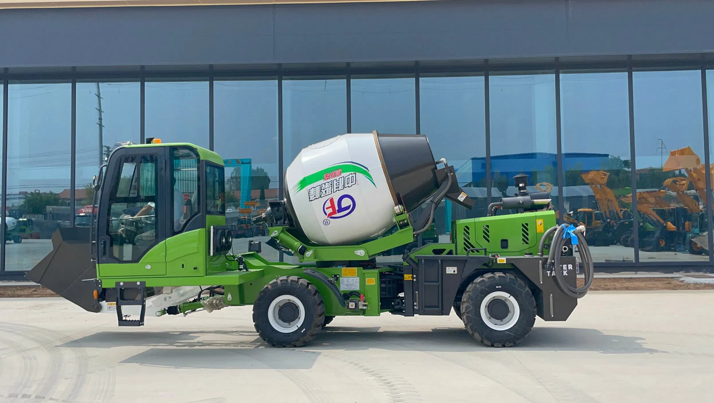 Sqmg Chinese Factory Small 1.8m3 Self Loading mobile Concrete Mixer Truck with 2.6cbm Drum