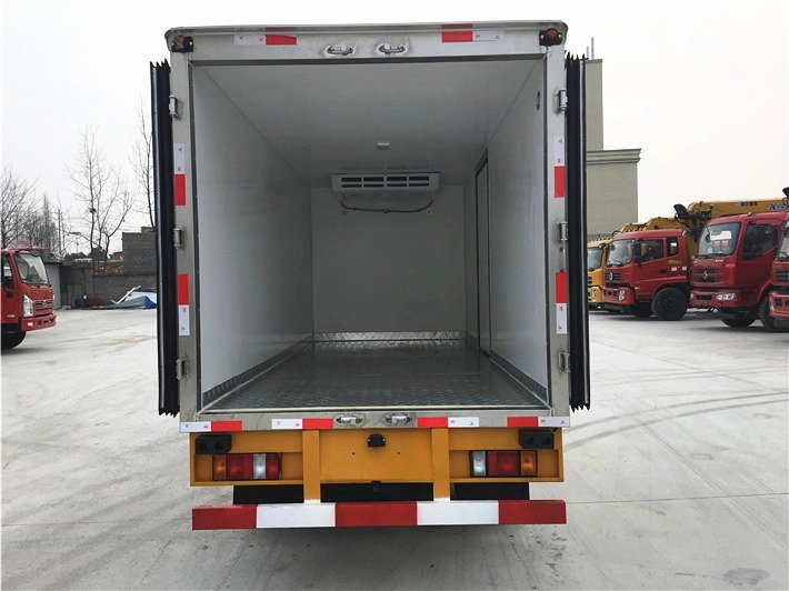 Brand New Isuzu 4X2 5-Tons Insulated Refrigeration Box Truck for Sale in Dubai