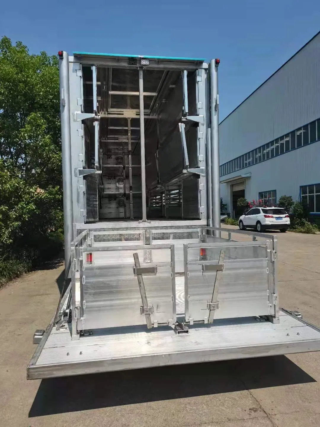 Versatile Hydraulic Tail Lift System for Trucks and Vans