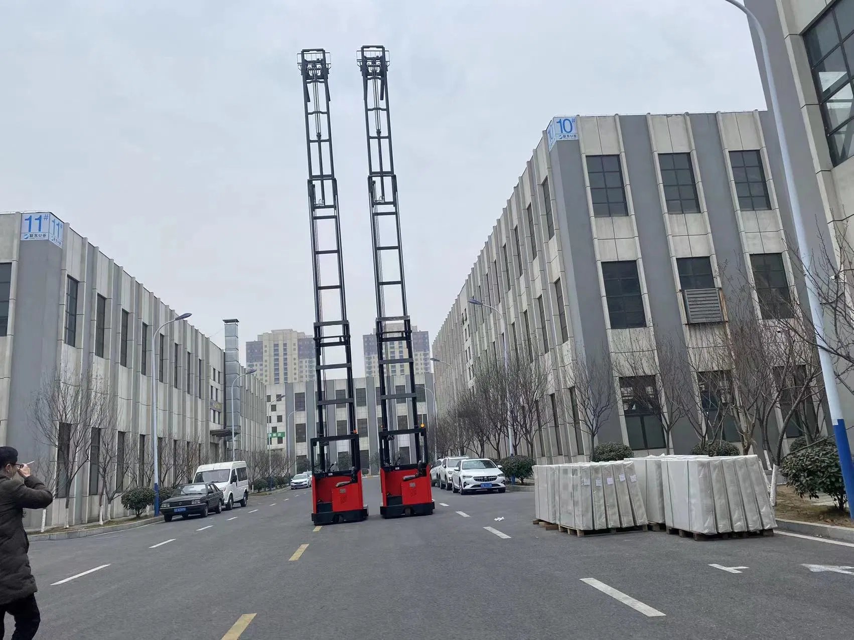 Factory Price New Design Seating Type 2ton Electric Reach Truck with High Lifting 10m 11m 12m 13m Warehouse Narrow Aisle Battery Stacker with 3 Stage Mast