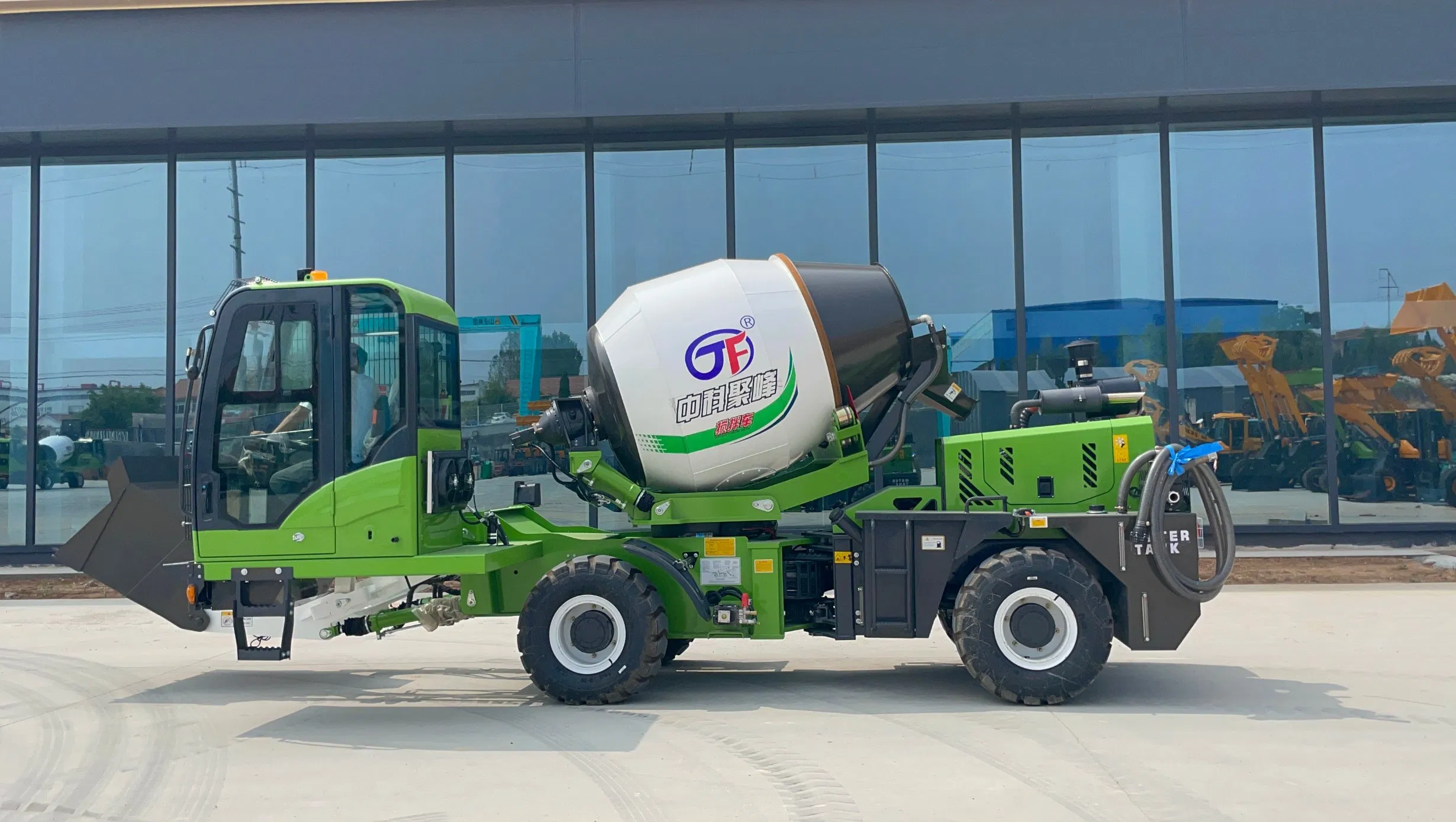 Sqmg Chinese Factory Small 1.8m3 Self Loading mobile Concrete Mixer Truck with 2.6cbm Drum