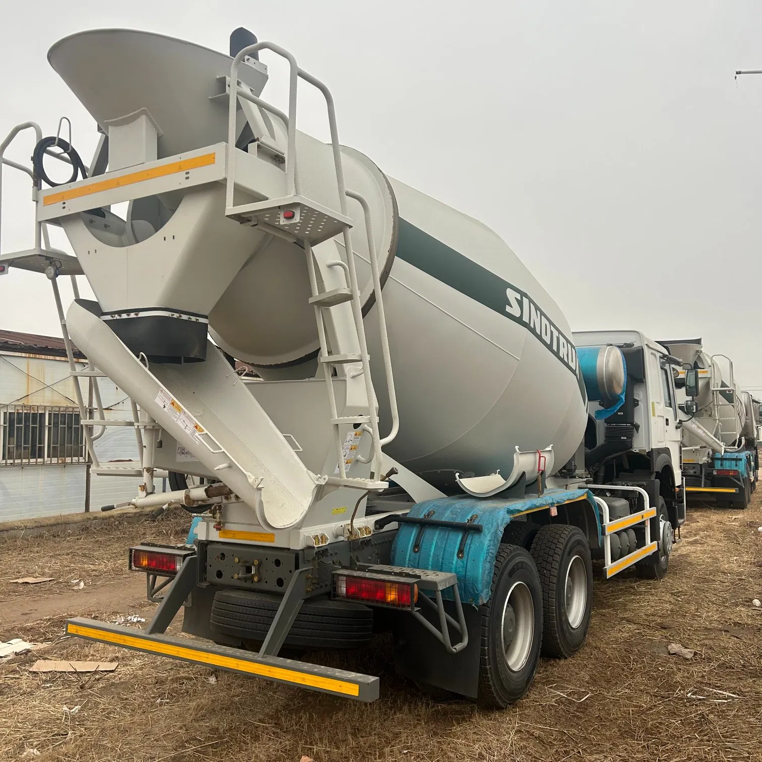 Urban Construction Mobile Heavy Duty Sinotruk HOWO 8 10 12 14 16 Cbm Dump Tipper Van on-Site Hydraulic Discharge Drum Mixing Concrete Cement Mixer Tank Truck