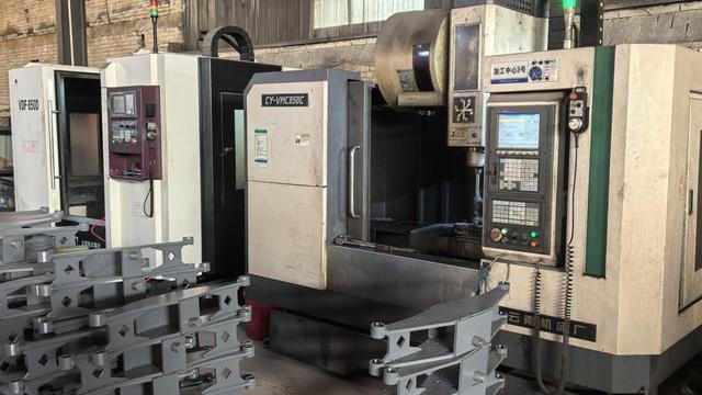 Electric pallet truck for warehouse material handling