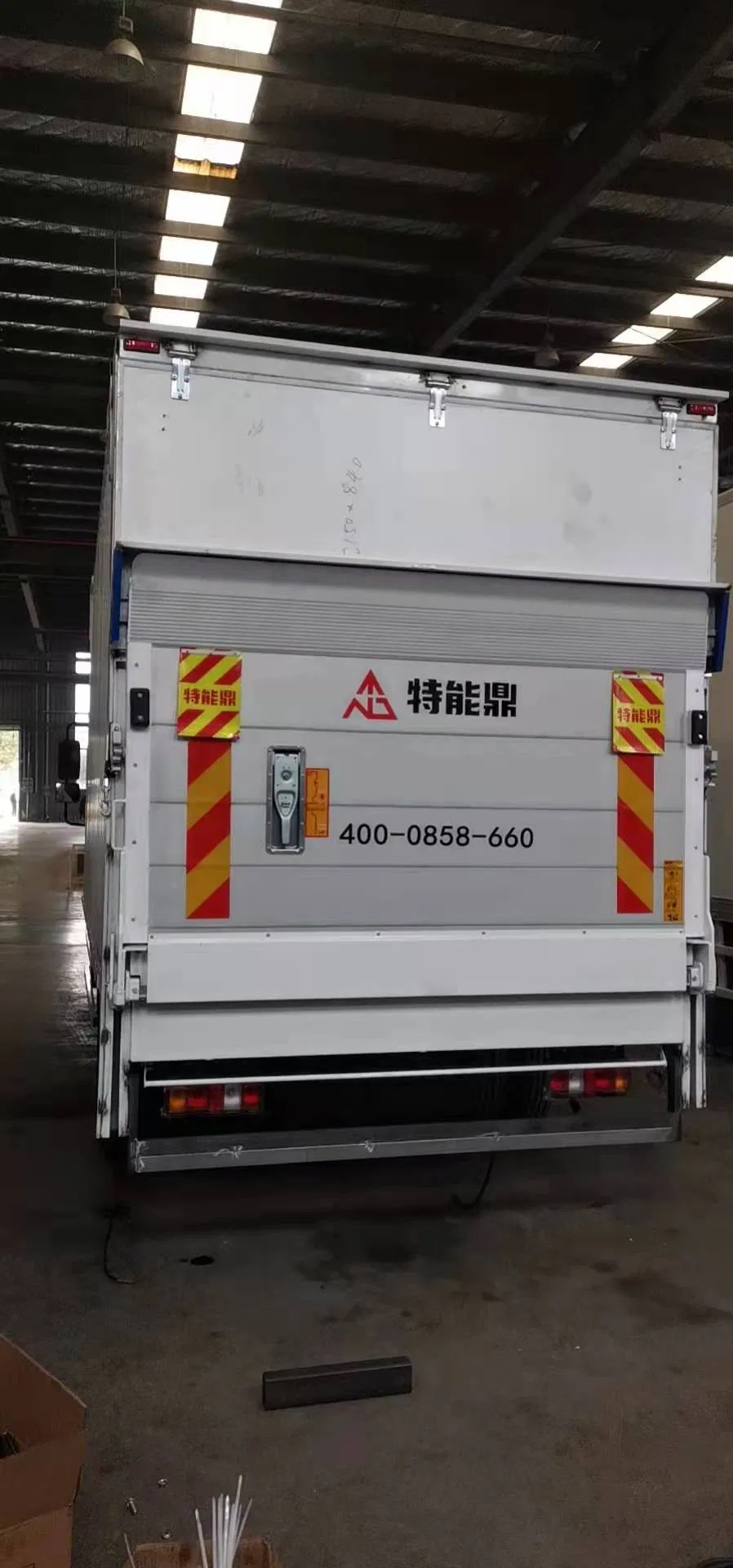 Versatile Hydraulic Tail Lift System for Trucks and Vans