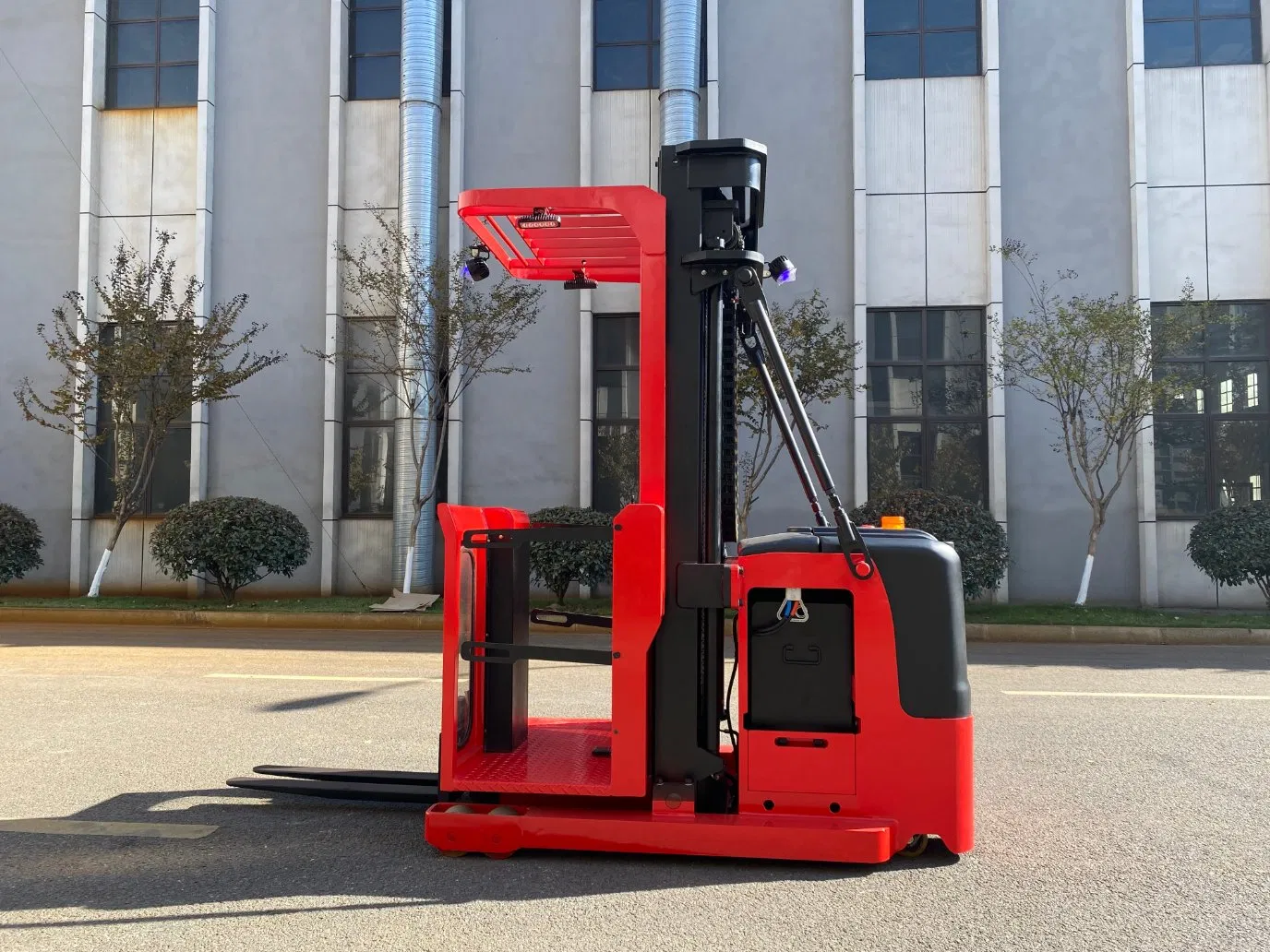 High Performance Warehouse Order Picker for Stable Operations