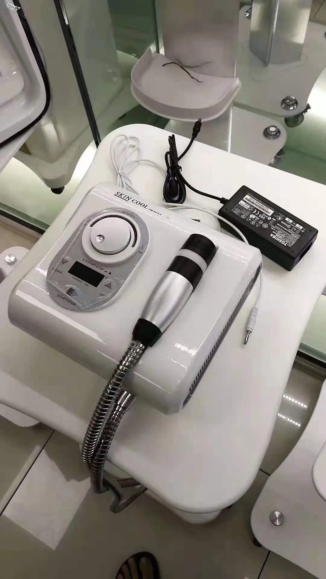 Novo Dispositivo de Massagem Facial com Crioterapia e Eletroporação Quente e Fria