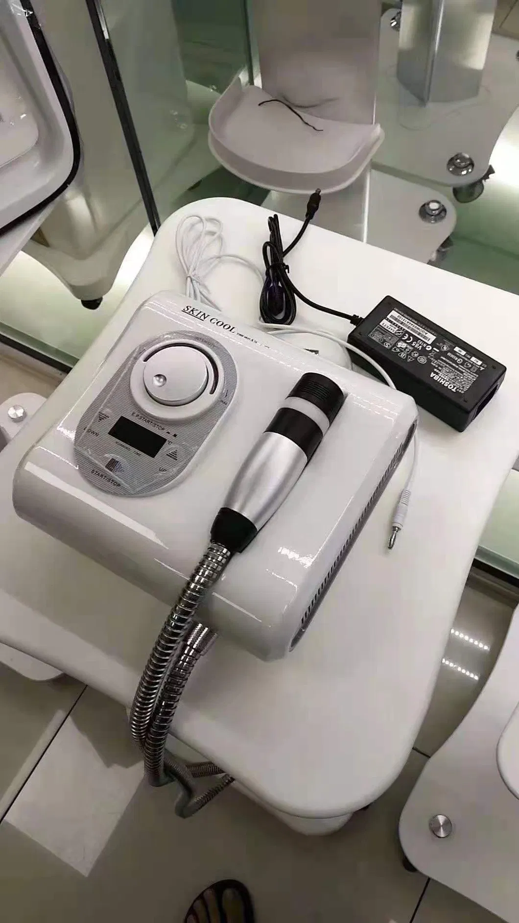 Novo Dispositivo de Massagem Facial com Crioterapia e Eletroporação Quente e Fria