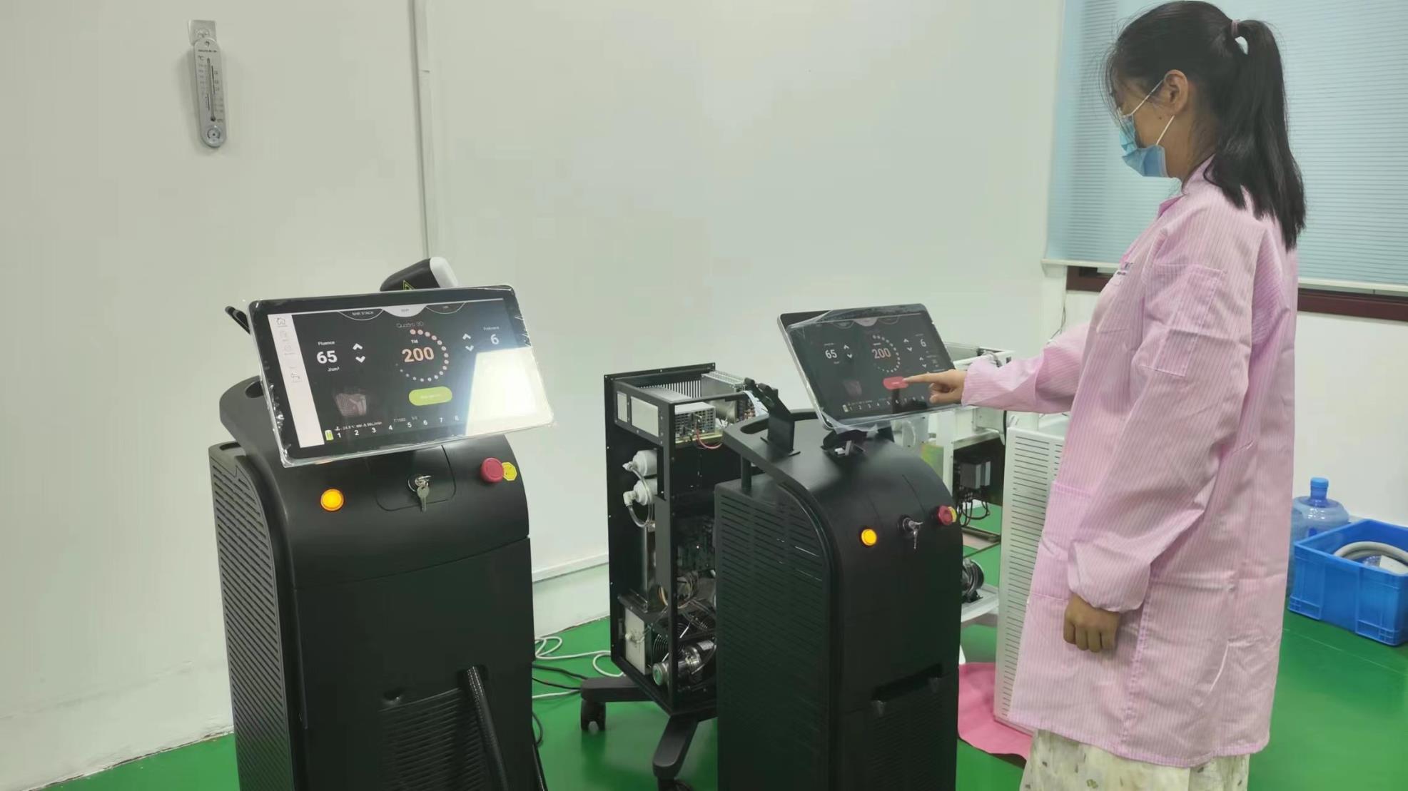 Linha de testes de qualidade na fábrica Dody Beauty — controle rigoroso de cada equipamento estético