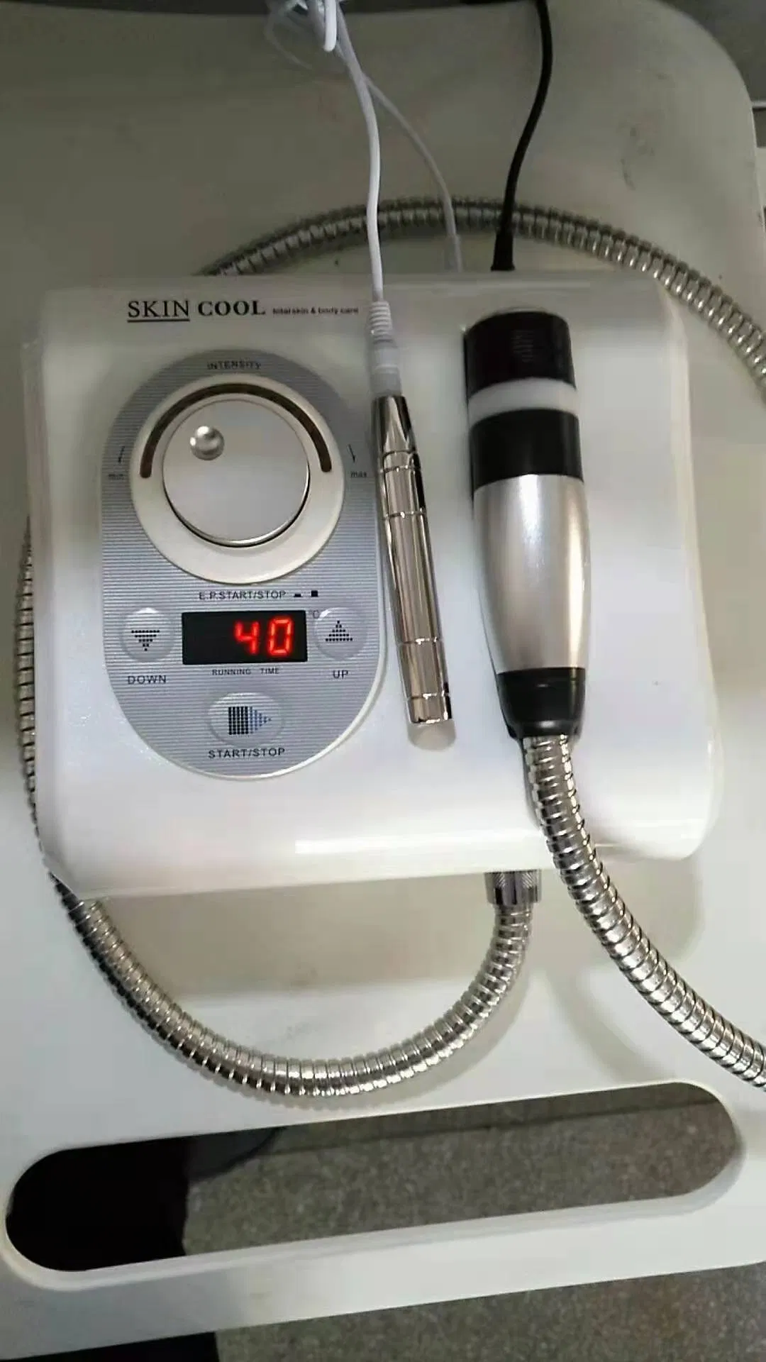 Novo Dispositivo de Massagem Facial com Crioterapia e Eletroporação Quente e Fria