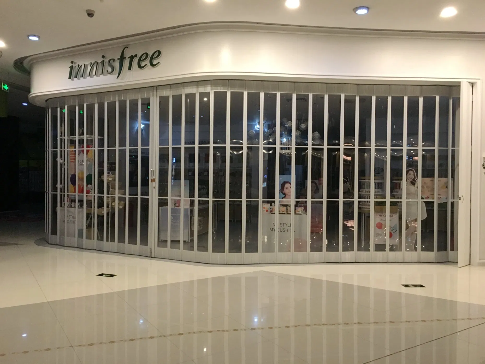 Side Folding Security Grilles for Commercial Shops/Side Folding Shutter Door