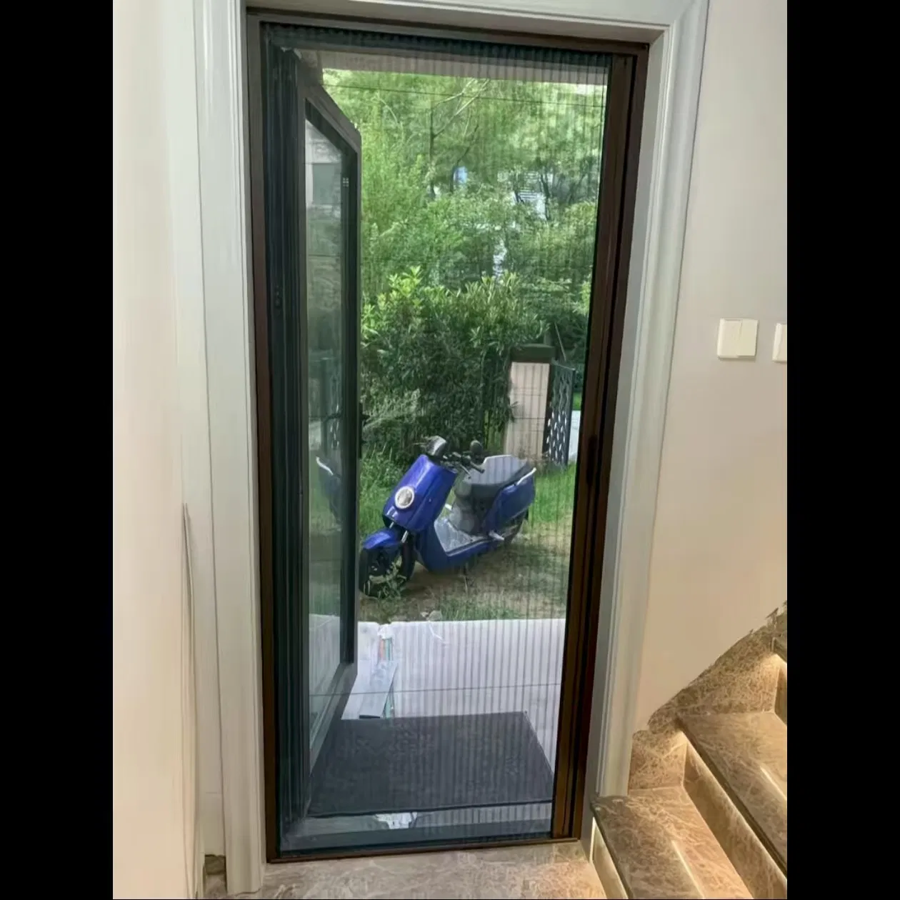 Factory-Made High-Quality and Low-Priced Mosquito-Proof Retractable Metal Window and Door Screens