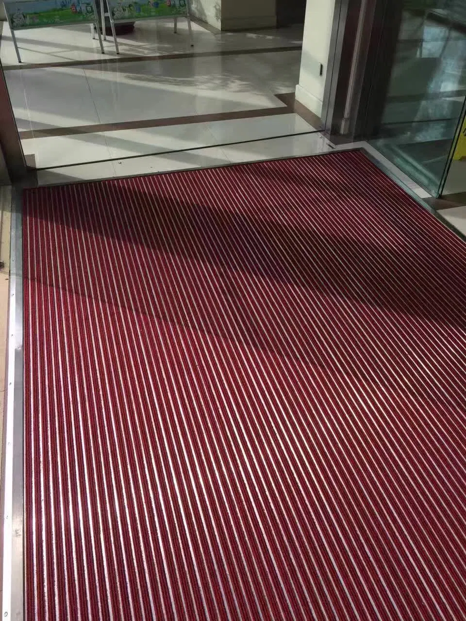 Alfombra de Piso Exterior de Alta Resistencia para Uso Versátil