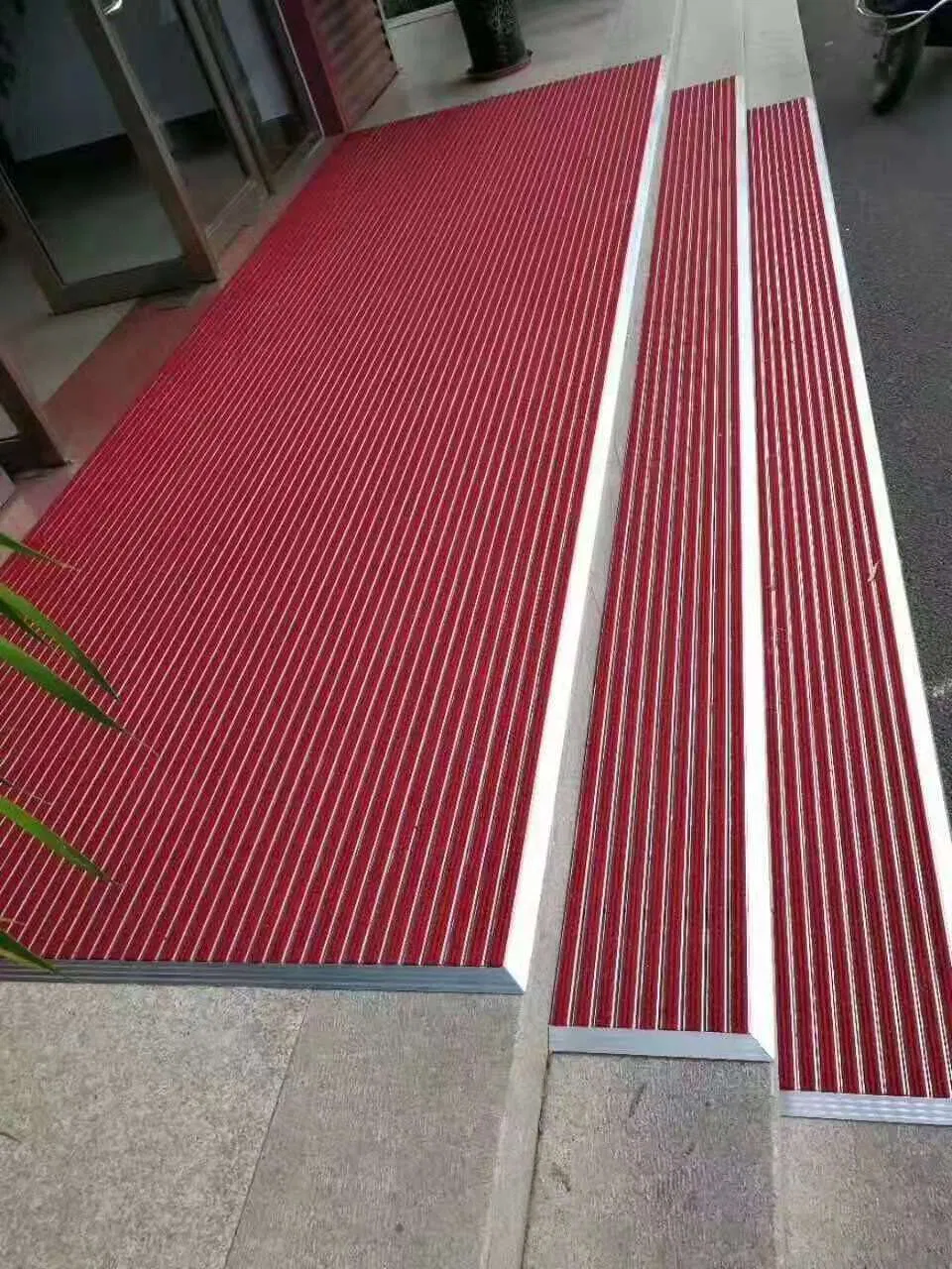 Alfombra de Piso Exterior de Alta Resistencia para Uso Versátil