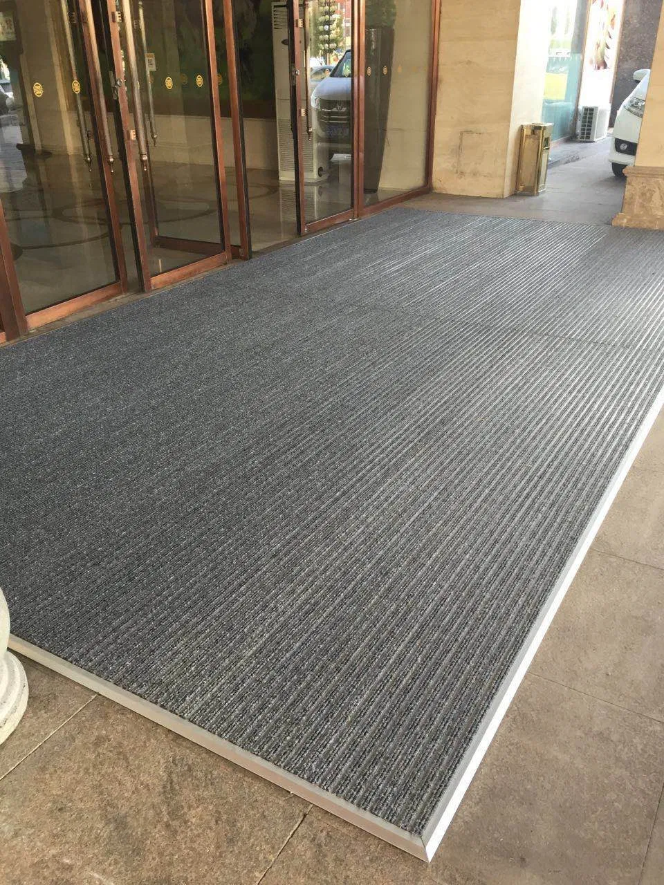 Alfombra de Piso Exterior de Alta Resistencia para Uso Versátil