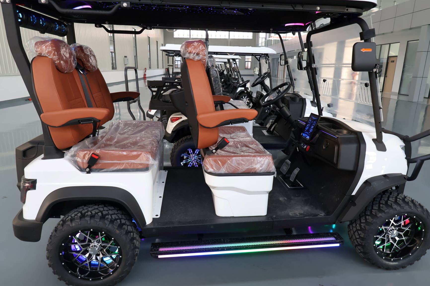 New Design Smart Controller White Electric Golf Cart 4 Passengers Sightseeing Electric Club Cart with Digital Display