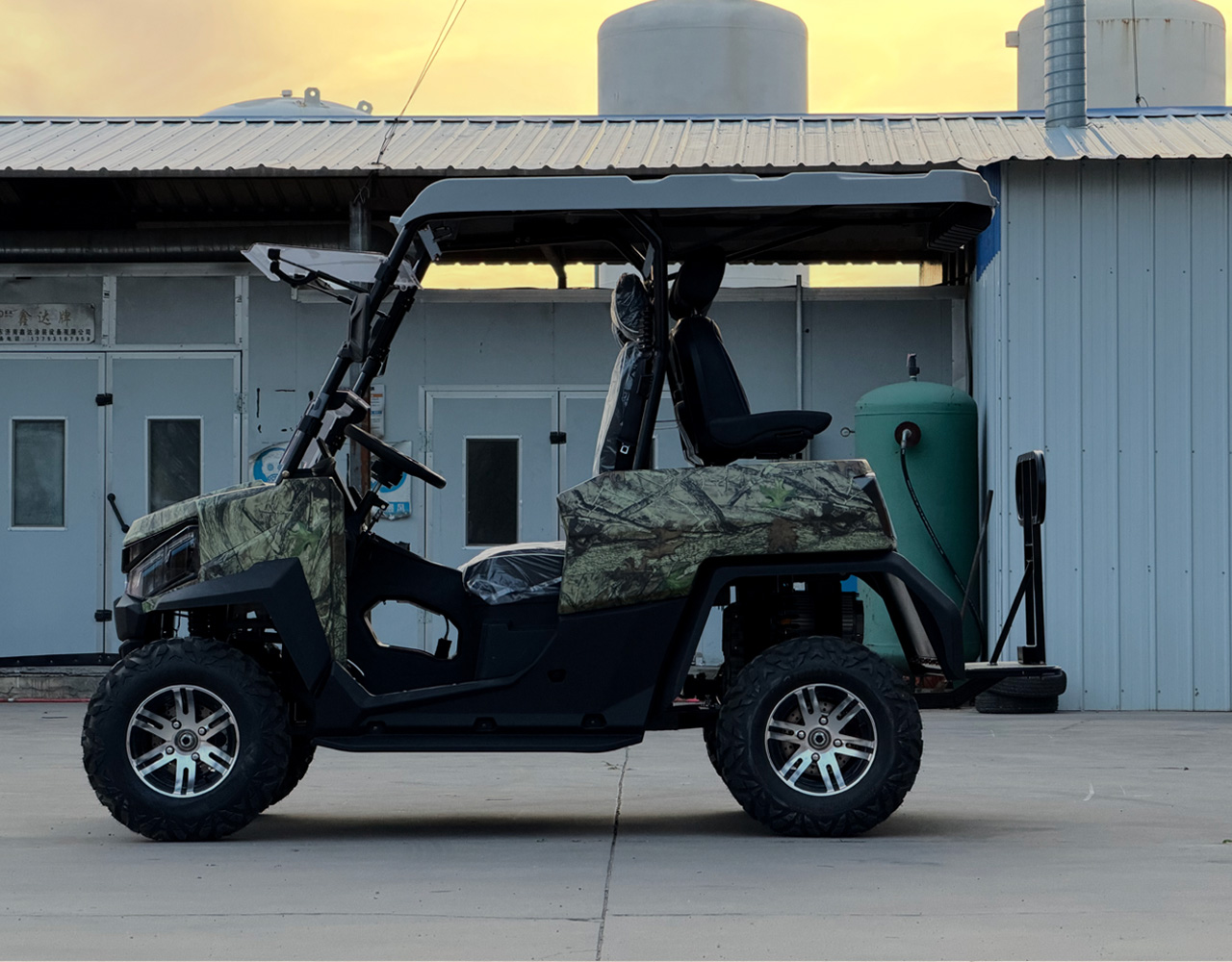 Stock 6 Seater 220V Electric Golf Cart Steel Body Power Lifted Suspension Rugged Terrain 4WD GCC Certified Fast Delivery