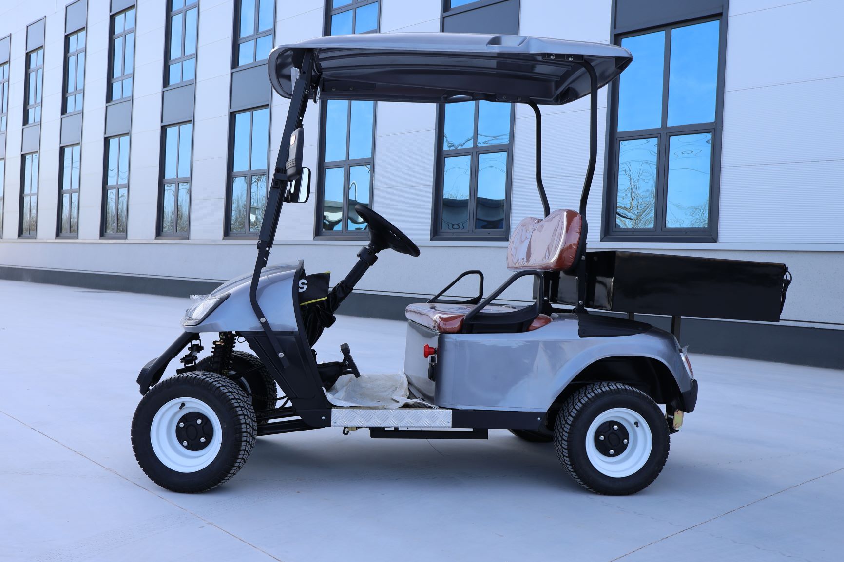 High Quality 4x4 Drive Gray Electric Club Car 2 Seats Golf Car With Intelligent Charger For Golf Course Scenic Area Tour