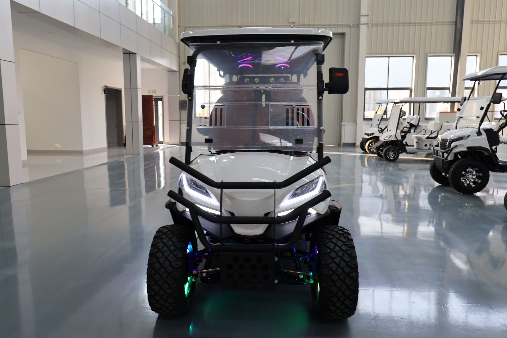 New Design Smart Controller White Electric Golf Cart 4 Passengers Sightseeing Electric Club Cart with Digital Display