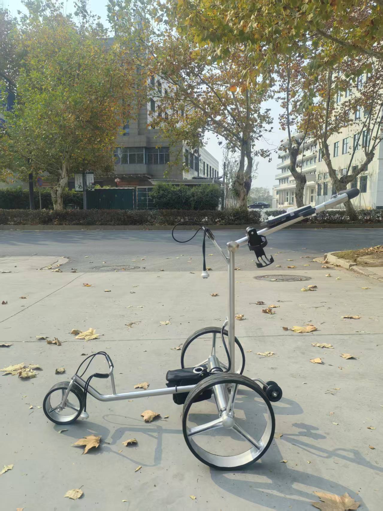 Three Wheeled Aluminum Alloy Certified Electric Lithium Remote Control Golf Trolley With 24V