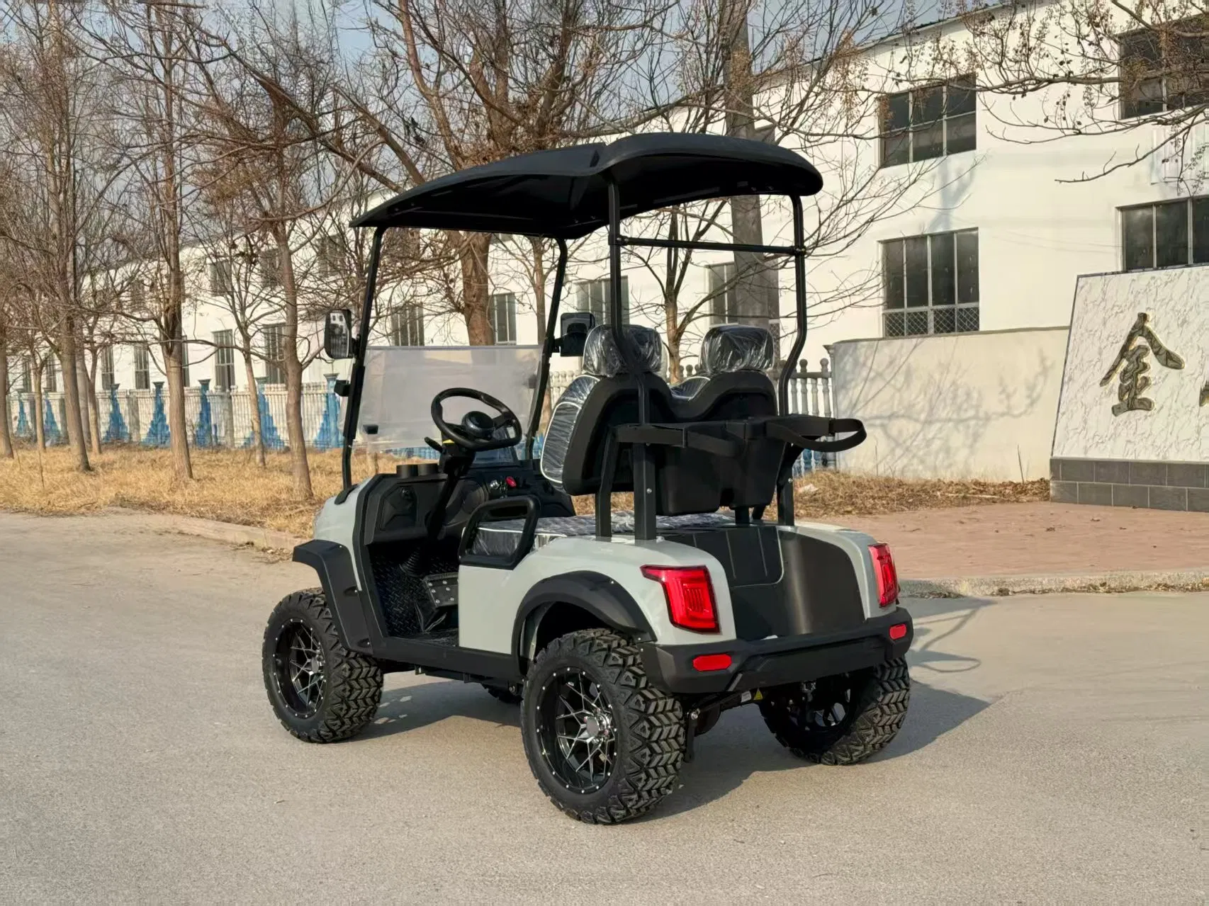 Versatile Golf Carts Course Shuttles Cart for Easy Hotel Pick-up