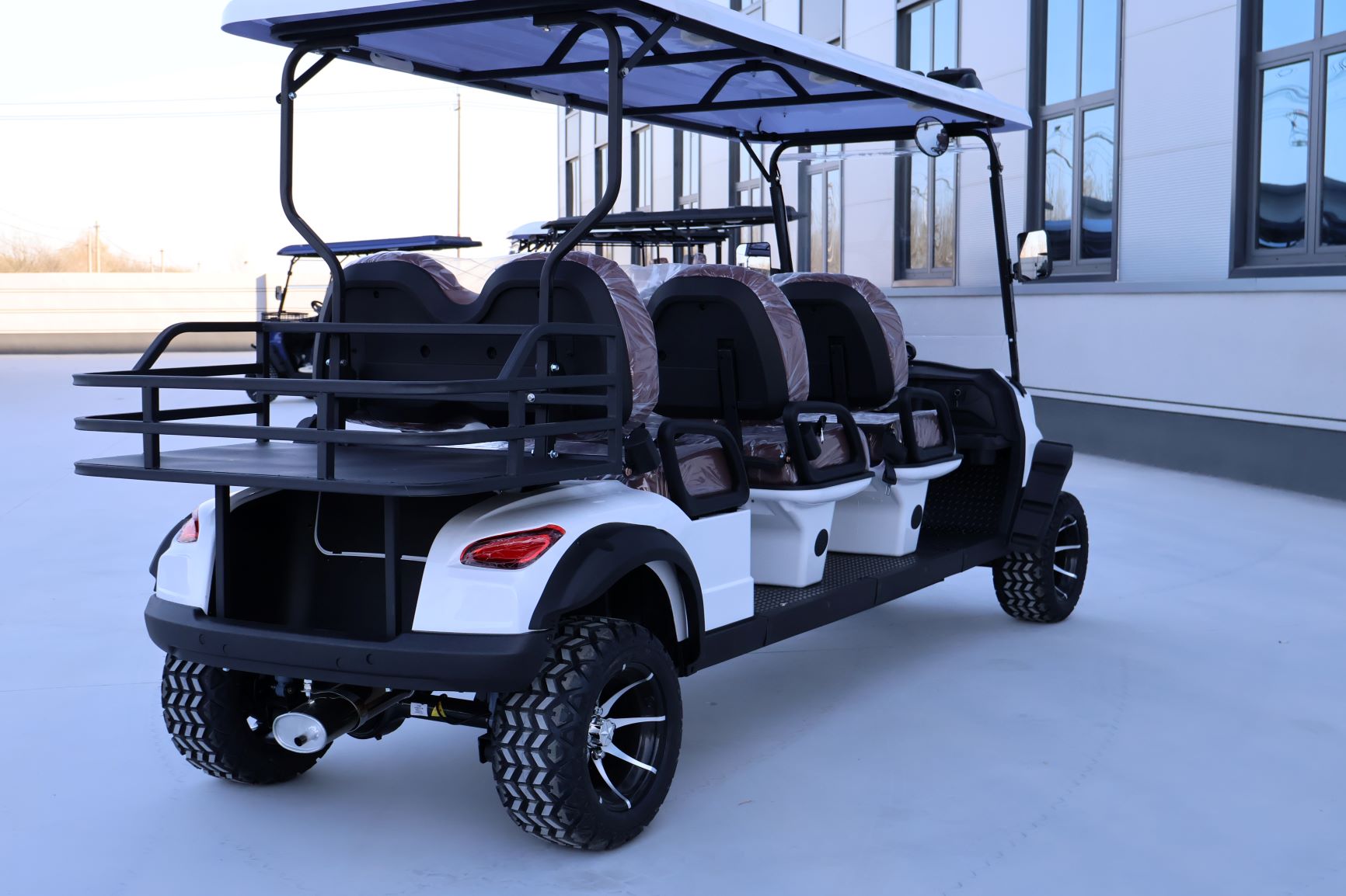 Easy Maneuverable White 6 Seater Electric Golf Cart With Smart Control Panel For Exhibition Center Resort Community
