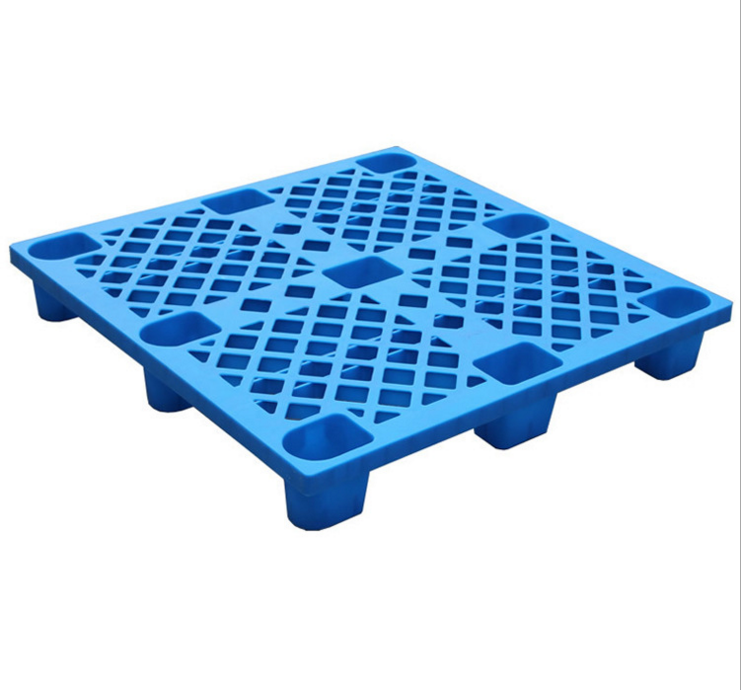 Stackable plastic pallets loading