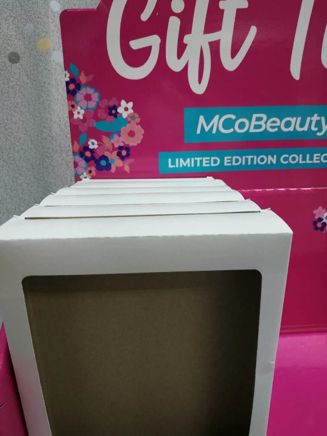 Mother's Day Festival Gift Display Stand Facial Mask Cabinet Display Rack for Branding Cosmetics