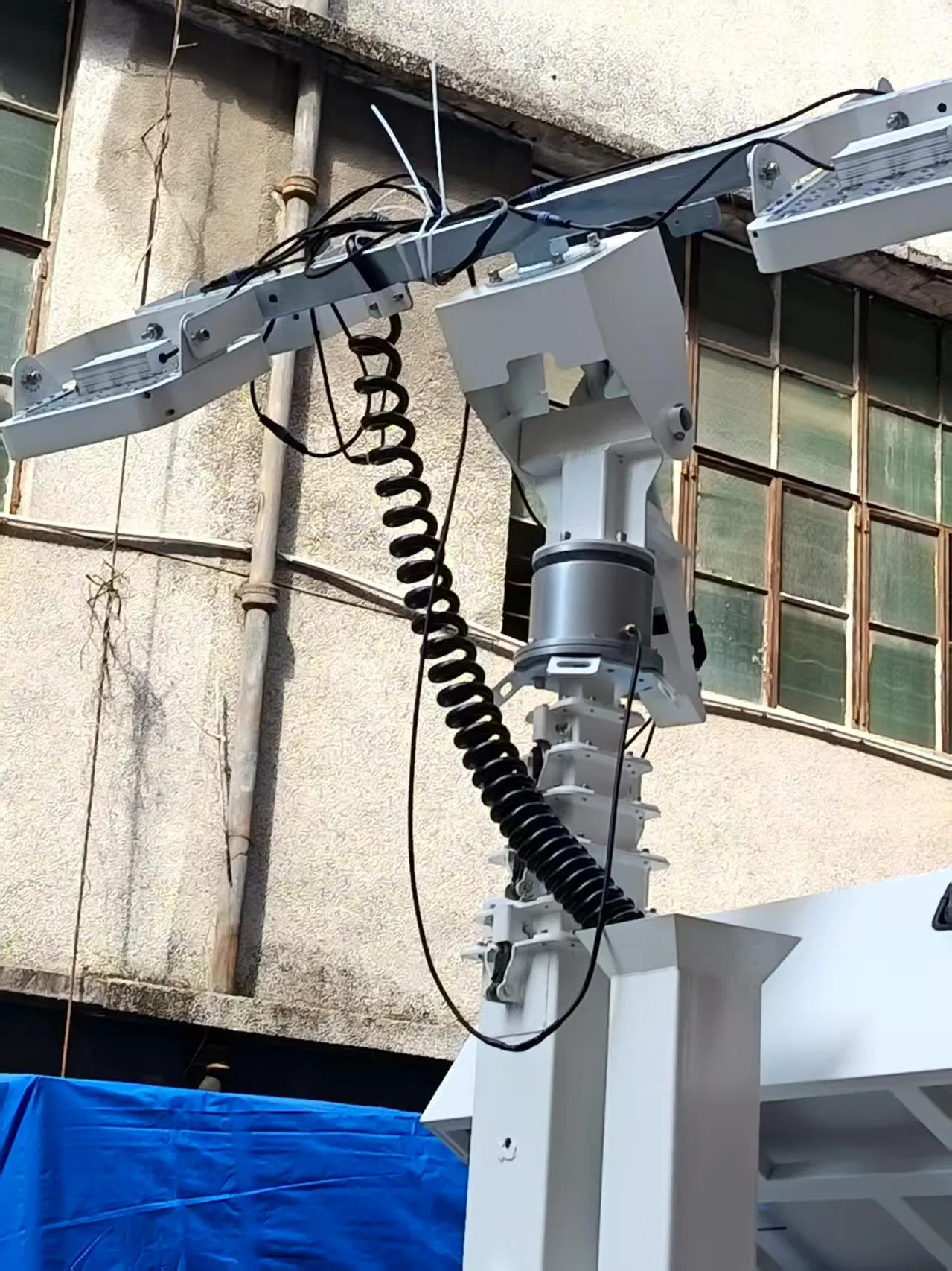 برج إضاءة متنقل يعمل بالديزل 4X400W مزود بمصابيح LED ومولد طاقة شمسية مثبت على مقطورة للاستخدام في البناء