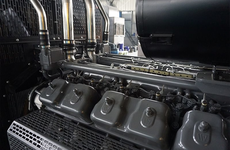 مجموعة مولدات ويشاي تعمل بقوة رئيسية قدرها 320 كيلووات وقوة احتياطية قدرها 350kw. يمكن ضبطها كهربائياً إلى 50Hz لثلاث مراحل بشكل جميل