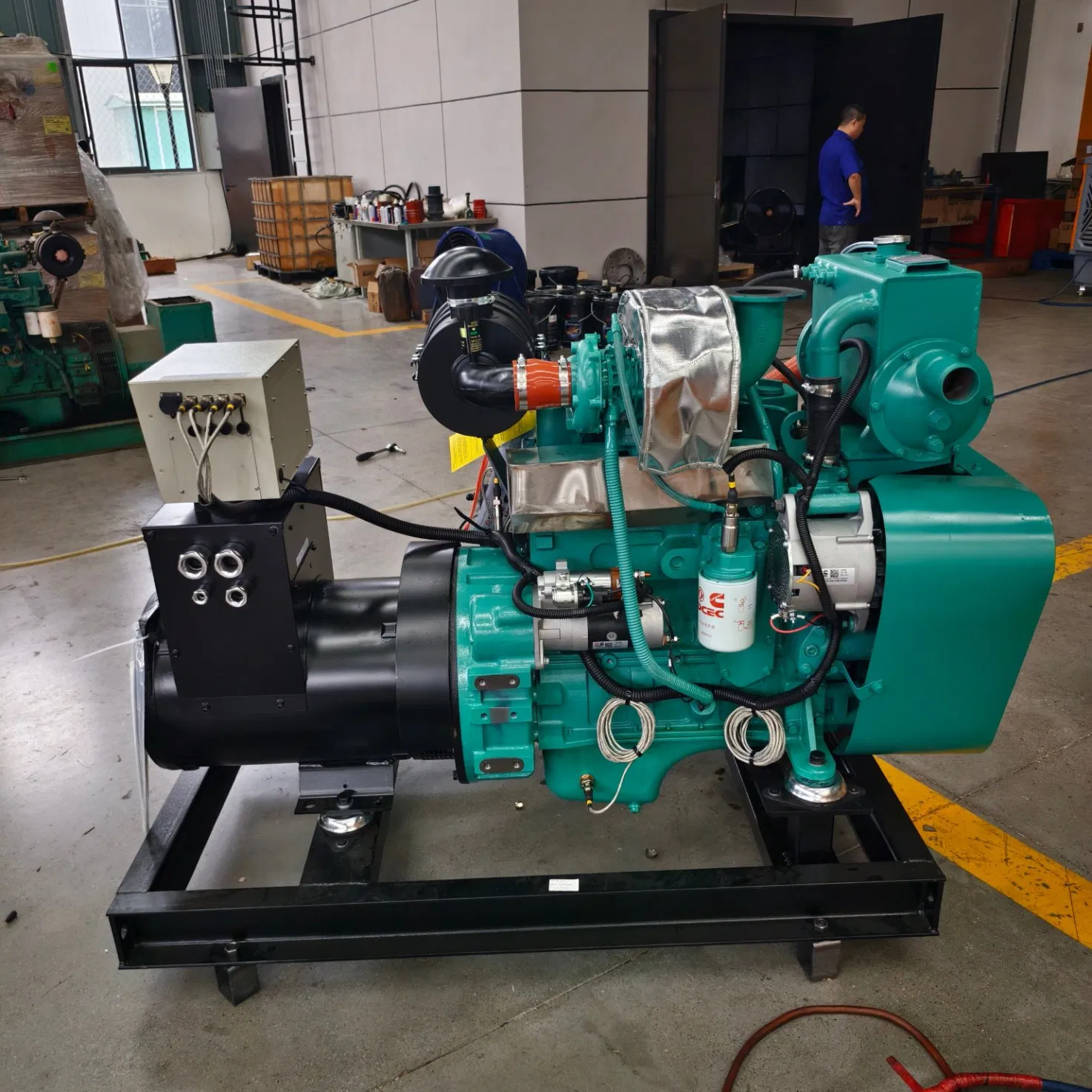 مولد ديزل رئيسي عالي الجودة للسفن البحرية 4BTA3.9 30kw 40kw 50kw B3.9