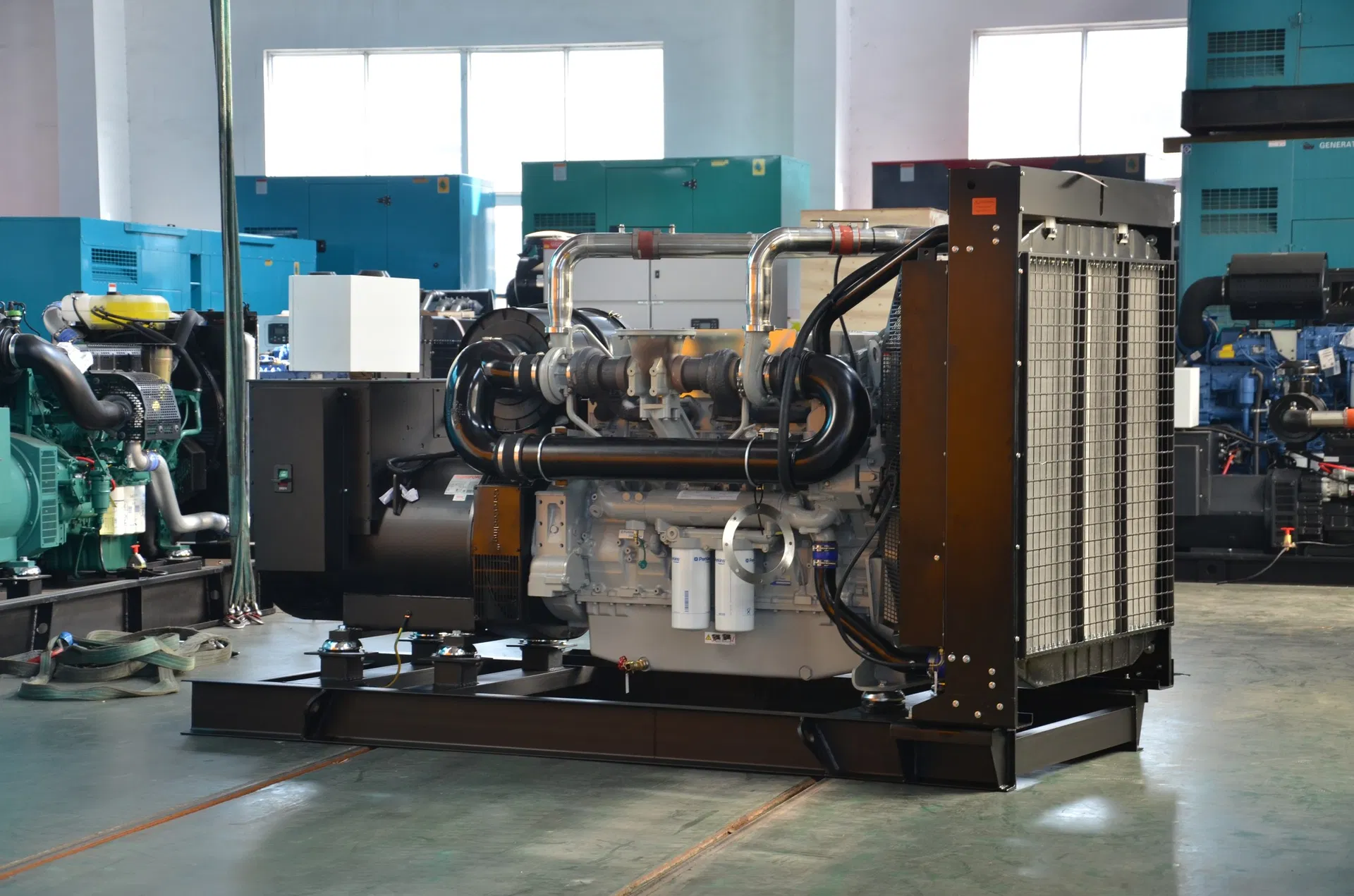 مولد ديزل رئيسي ثقيل الاستخدام صناعي 720kw 900kVA 3phase صامت